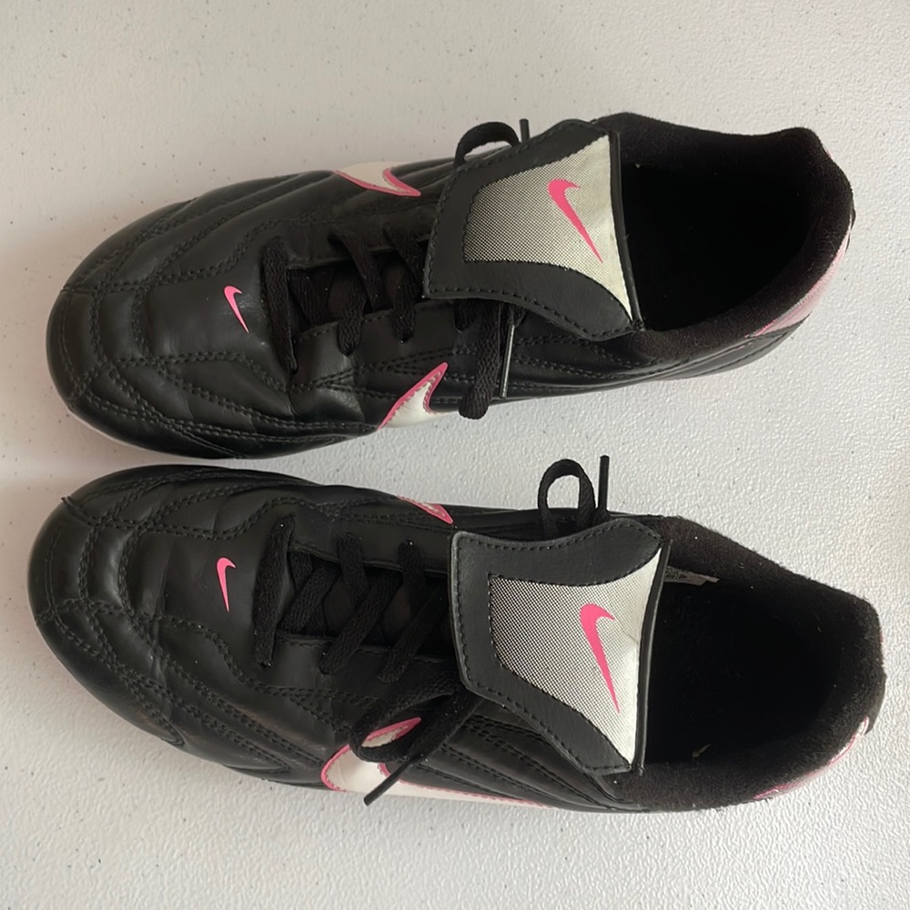 Nike Women’s pre-owned pink and black sport cleats